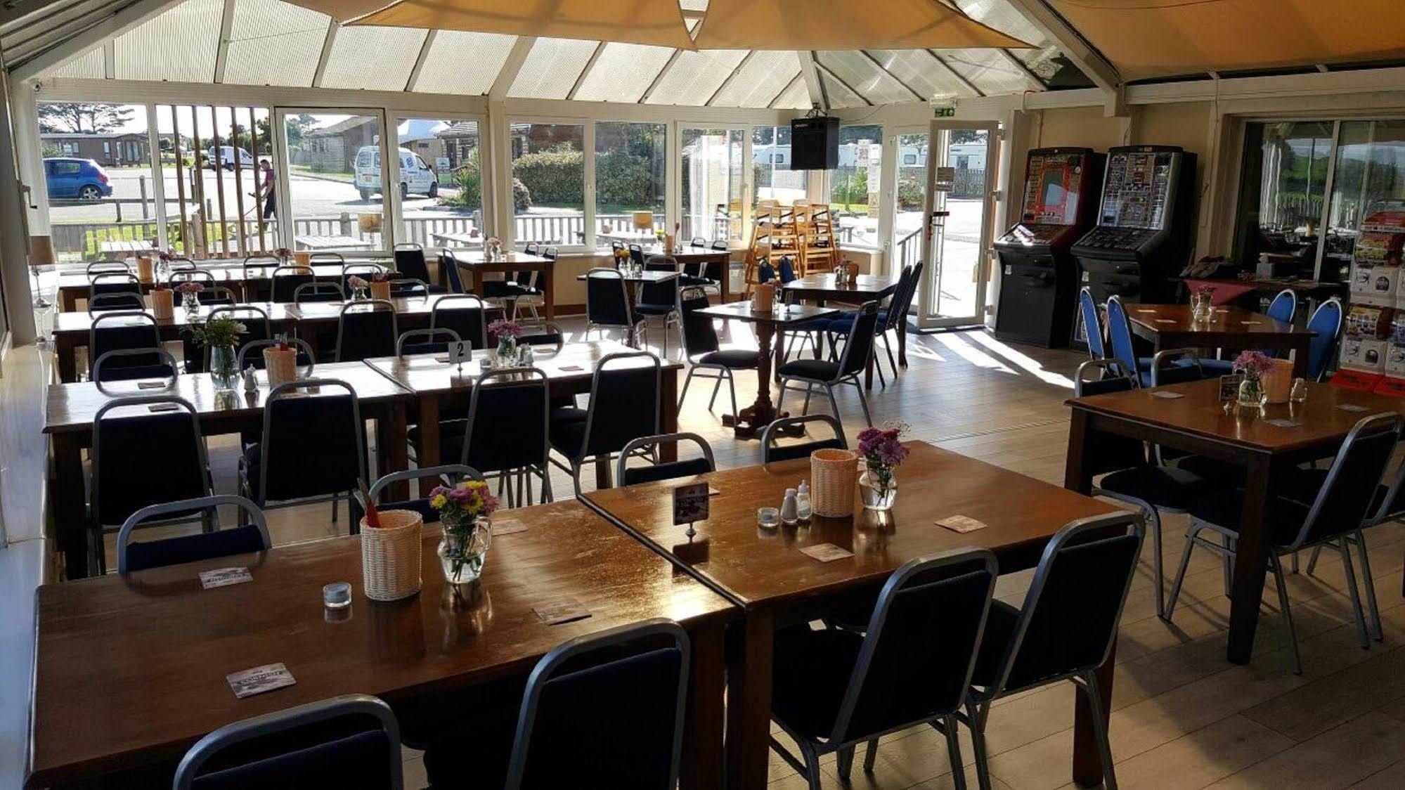 Atlantic Bays Holiday Park Padstow Buitenkant foto